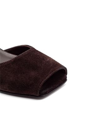 Sandalo in camoscio marrone ELENA IACHI | E4700EBANO